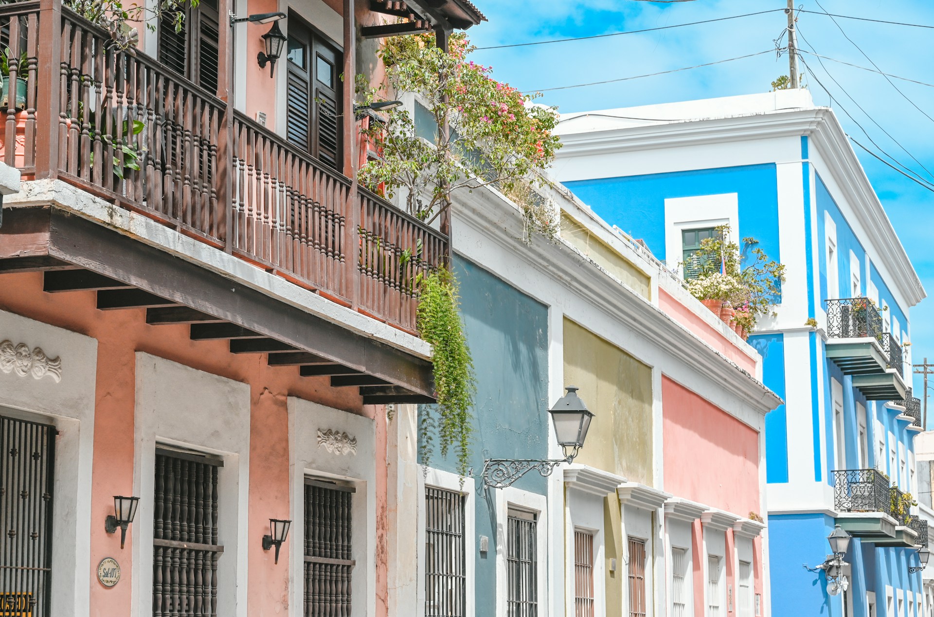 Casas de colores y balcones coloniales del Viejo San Juan, Puerto Rico